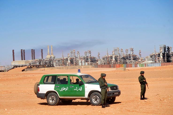 Soldados argelinos custodian la planta de gas de In Amenas. FOTO: CSM.