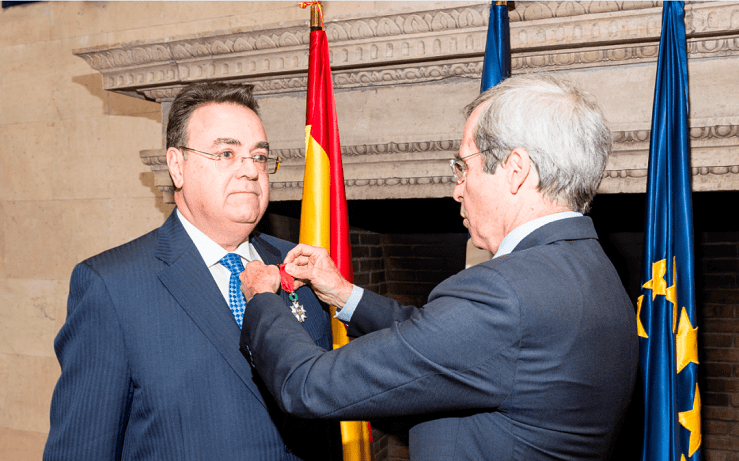 El presidente de Enagás, Antonio Llardén, recibe la insignia de Caballero de la Legión de Honor de Francia. Foto: Enagás.