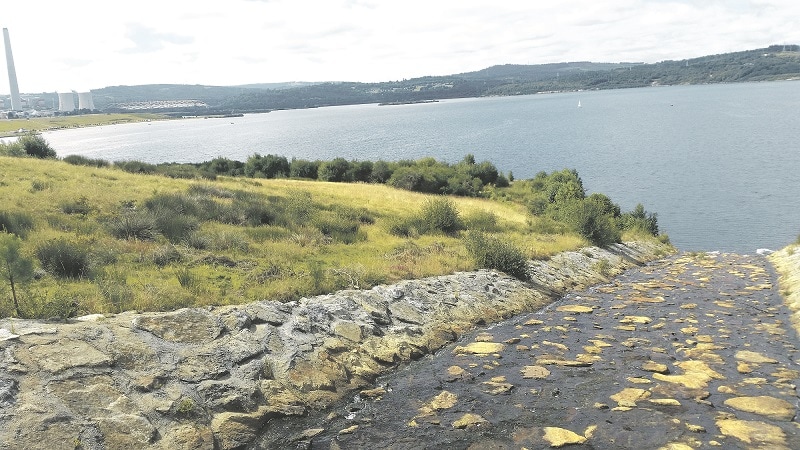 El lago artificial recibe aportación de agua de diferentes ríos. Foto: Toni Martínez.