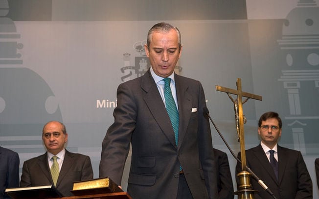 Arsenio Fernández saluda a compañeros de la Guardia Civil