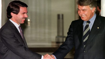 Los expresidentes José María Aznar y Felipe González, posteriormente nombrados consejeros de Endesa y Gas Natural Fenosa respectivamente, reunidos en 1996 para integrar de forma plena a España en la OTAN. Foto: REUTERS.