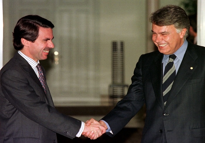 Los expresidentes José María Aznar y Felipe González, posteriormente nombrados consejeros de Endesa y Gas Natural Fenosa respectivamente, reunidos en 1996 para integrar de forma plena a España en la OTAN. Foto: REUTERS.