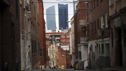 Un hombre busca en la basura en el barrio de Tetuán, Madrid. Foto: REUTERS/Susana Vera.