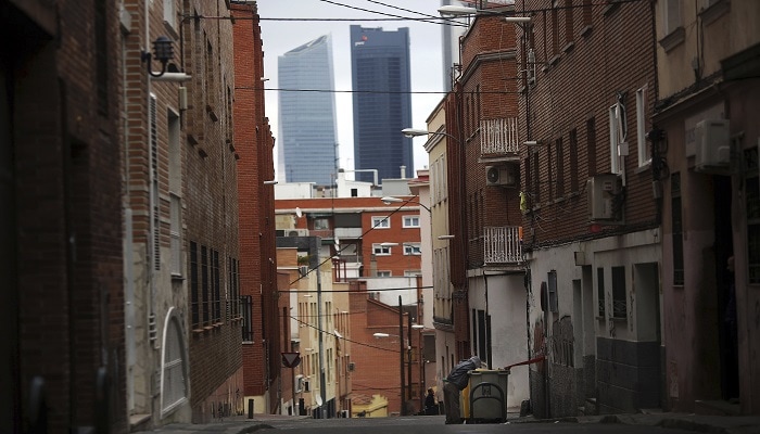 Un hombre busca en la basura en el barrio de Tetuán, Madrid. Foto: REUTERS/Susana Vera.