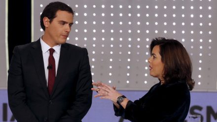 Albert Rivera, líder de Ciudadanos, escucha a Soraya Sáenz de Santamaría, ex vicepresidenta del Gobierno, antes del debate presidencial televisado. Foto: REUTERS/Sergio Pérez.