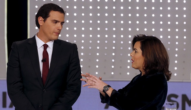 Albert Rivera, líder de Ciudadanos, escucha a Soraya Sáenz de Santamaría, ex vicepresidenta del Gobierno, antes del debate presidencial televisado. Foto: REUTERS/Sergio Pérez.