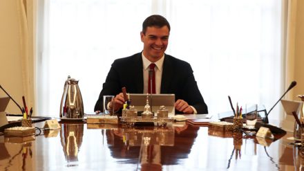 Pedro Sánchez en la Moncloa durante el primer Consejo de Ministros de su gobierno. Foto: REUTERS / Susana Vera.