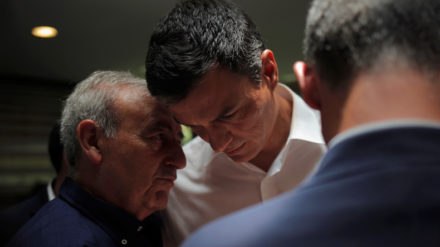 Pedro Sánchez escucha a un hombre durante un encuentro con representantes del sector turístico en Marbella. Foto: REUTERS/Jon Nazca.