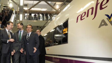 El presidente Mariano Rajoy junto al rey Felipe y el president Artur Mas junto al AVE en 2013. Foto: REUTERS / Stringer.