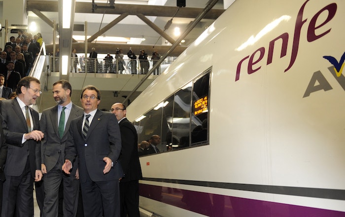 El presidente Mariano Rajoy junto al rey Felipe y el president Artur Mas junto al AVE en 2013. Foto: REUTERS / Stringer.