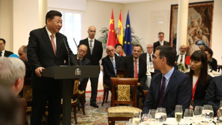 Xi Jinping, presidente de la República Popular China, durante el almuerzo ofrecido por el presidente Pedro Sánchez en La Moncloa. Foto: Moncloa.