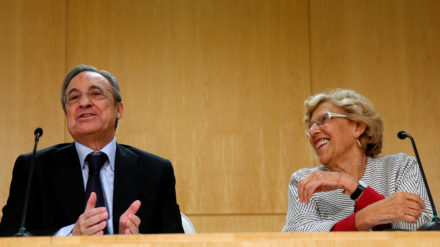 El empresario Florentino Pérez y la alcaldesa de Madrid, Manuela Carmena, en un acto en 2016. Foto: REUTERS 7 Juan Medina.